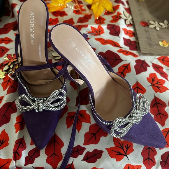 Beautiful bow tie heels - Picture 2 of 6